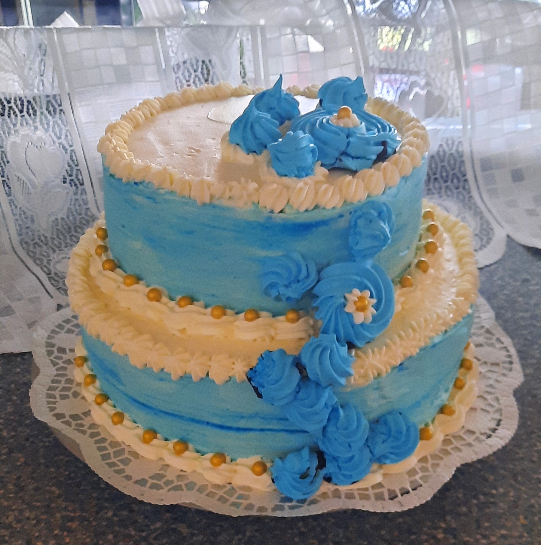 zweistockige Sahnetorte 