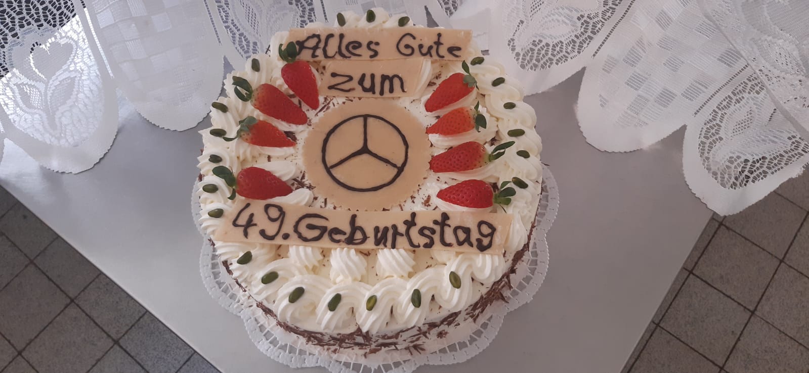 Erdbeer- Sahnetorte mit Pistazien