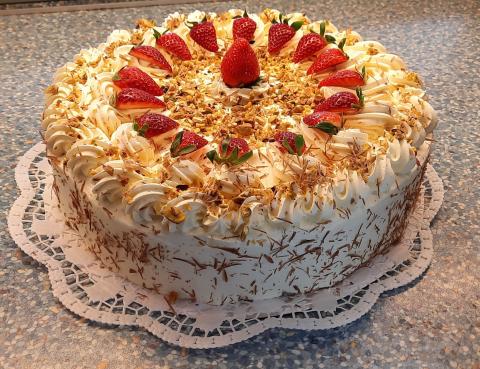Erdbeer-Sahnetorte mit Mandeln